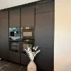 Cucina moderna nera a incasso con bouquet di fiori bianchi, Nolte Kitchen.