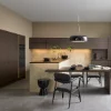 Cucina moderna con armadi scuri e isola; design Nolte Kitchen.