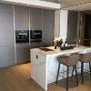 Cucina moderna con isola centrale ed elettrodomestici eleganti di Nolte Kitchen.