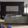 Cucina moderna con armadi grigi e isola, design elegante di Nolte Kitchen.