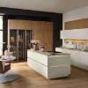 Cucina moderna con isola e zona pranzo, progettata da Nolte Kitchen.