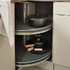 Cucina moderna con armadio angolare e pentole, integrata da Nolte Kitchen.