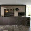 Cucina moderna con isola scura e sgabelli in spazio aperto, circondata da grandi finestre. Nolte Kitchen.