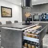 Cucina moderna con armadi grigi e isola, progettata da Nolte Kitchen.