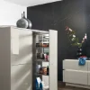 Cucina moderna con armadi lucidi e scaffale dispensa di Nolte Kitchen.