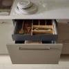 Cassetto da cucina aperto con posate in legno, parte delle cucine Nolte.