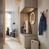 Ingresso moderno con specchio e scarpiera di Nolte Living.