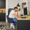 Un uomo lavora in una cucina moderna dal design nero, Nolte Kitchen.