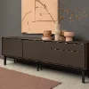 Credenza elegante con vasi davanti a una parete d'arte moderna, presentata da Nolte Living.