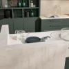 Cucina moderna con armadi verdi e piano bianco di Nolte Kitchen.