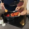 Due persone cucinano insieme in una moderna cucina Nolte.