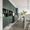 Cucina moderna con armadi verdi e pavimento in pietra, Nolte Kitchen.