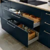 Cucina moderna con cassetti aperti pieni di provviste, Nolte Kitchen.