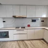 Cucina moderna bianca con piano in marmo e elettrodomestici integrati di Nolte Kitchen.