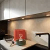 Cucina moderna con armadi grigi e rubinetto nero, design di Nolte Kitchen.