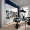 Soggiorno moderno con parete attrezzata e tavolo, circondato da tende. Nolte Living.
