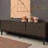 Moderno mobile con decorazioni davanti a parete grigia, in stile Nolte Living.