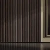 Mobile elegante con strisce verticali e dettagli in vetro, Nolte Living.