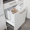 Un armadio da cucina aperto mostra contenitori con asciugamani, tipico delle lavanderie Nolte.