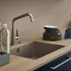 Cucina moderna con lavello e stoviglie sul piano di lavoro, Nolte Kitchen.