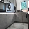 Cucina moderna con armadi grigi e elettrodomestici, Nolte Kitchen.