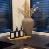 Decorazione elegante con vasi e bottiglie in una cucina moderna di Nolte Kitchen.