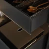 Sistema di cassetti elegante con posate dorate, parte di NolteNeo.