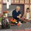 Una coppia anziana cucina insieme in una moderna cucina Nolte.