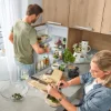 Una cucina moderna con due persone che cucinano; Nolte Kitchen.