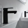 Bagno moderno con due lavabi e rubinetteria nera, Nolte SPA.