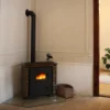 Stufa a legna tradizionale in un soggiorno con pavimento in legno, Nolte Living.