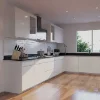 Cucina moderna con armadi bianchi e pavimento in legno, design di Nolte Kitchen.