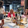 Un gruppo di persone lavora a un tavolo in una stanza moderna presso Nolte Living.