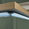 Placards de cuisine verts avec plan de travail en bois et éclairage LED, Express Küchen.