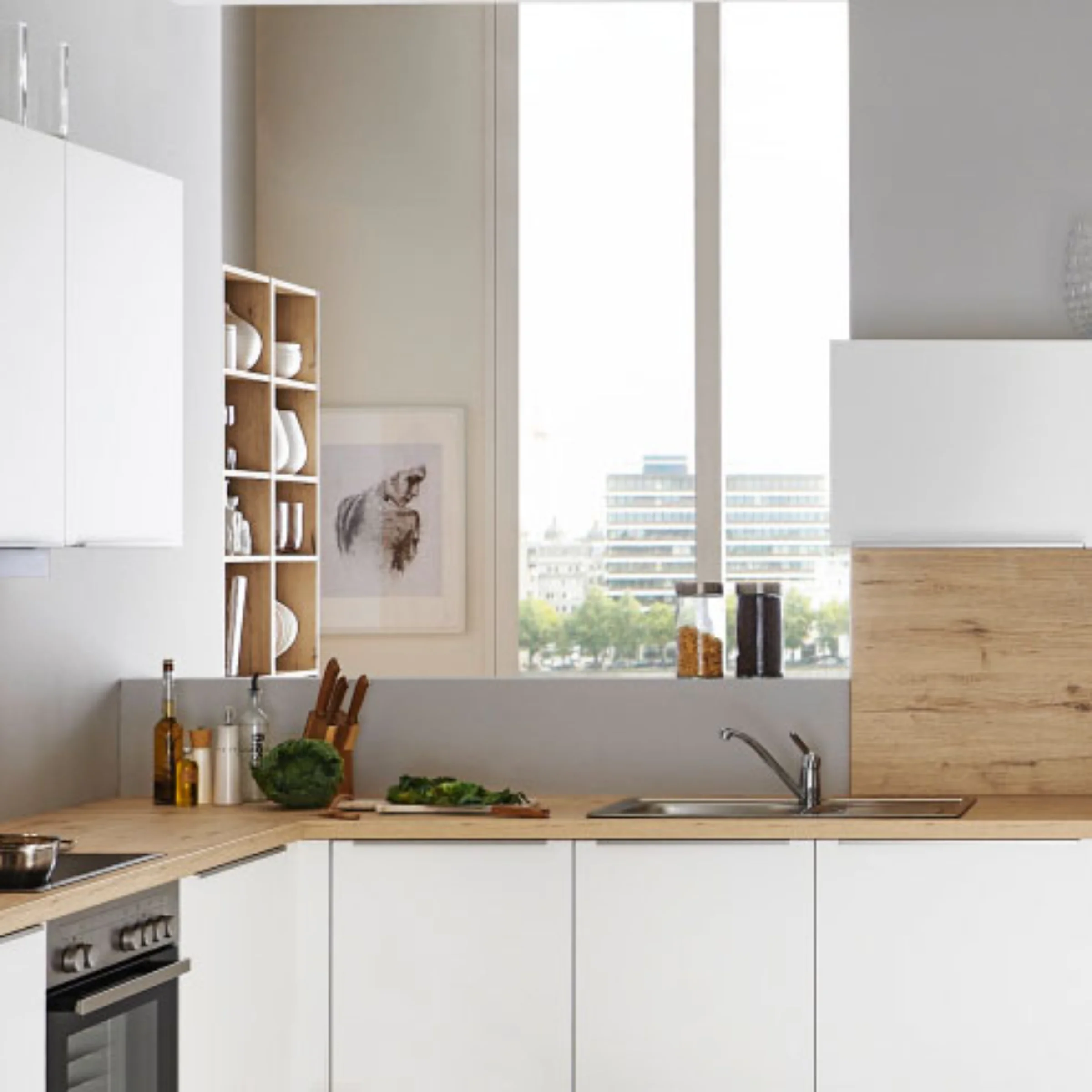 Cucina moderna con armadi bianchi e accenti in legno, design di Nolte Kitchen.