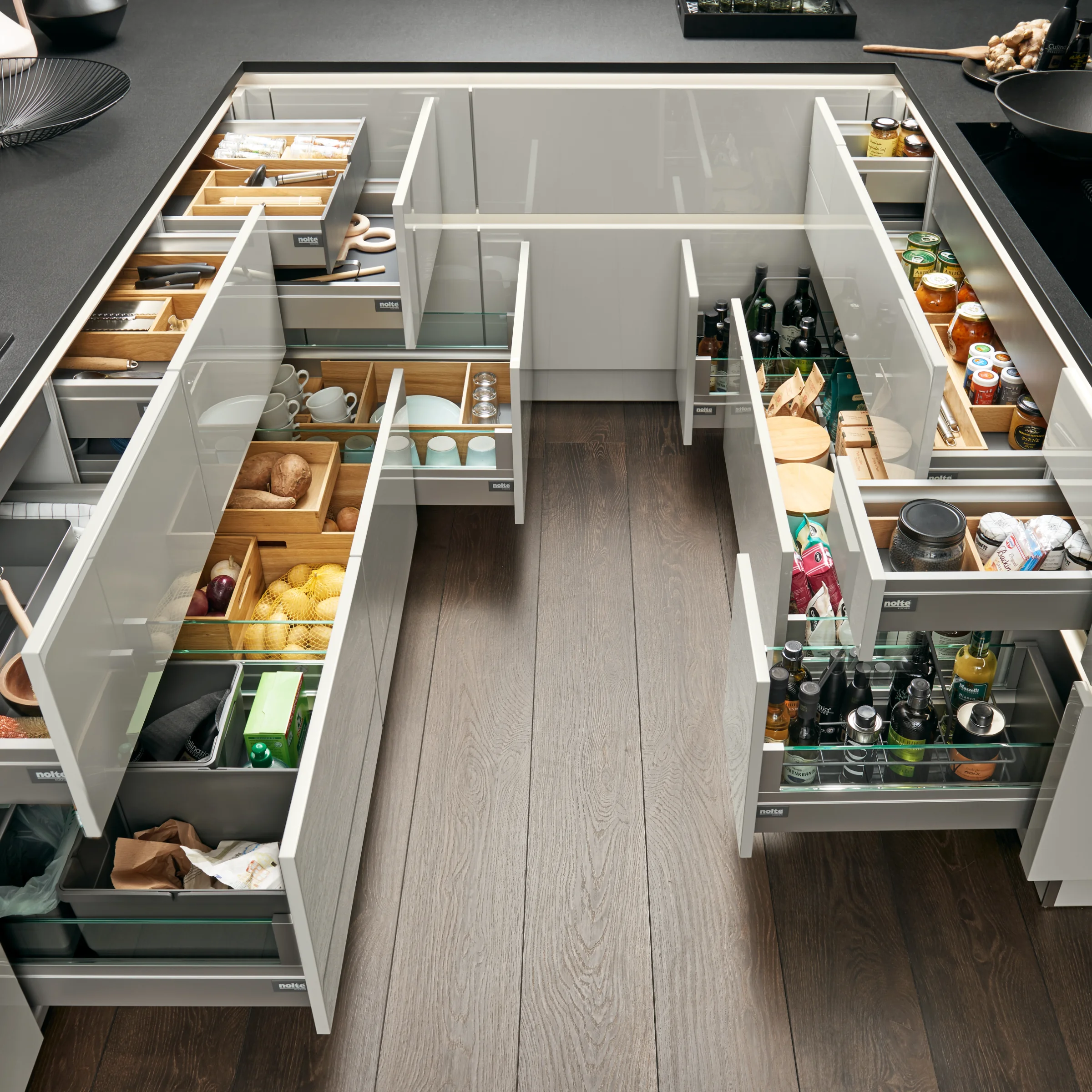 Cucina moderna con cassetti aperti e tanto spazio, presentata da Nolte Kitchen.