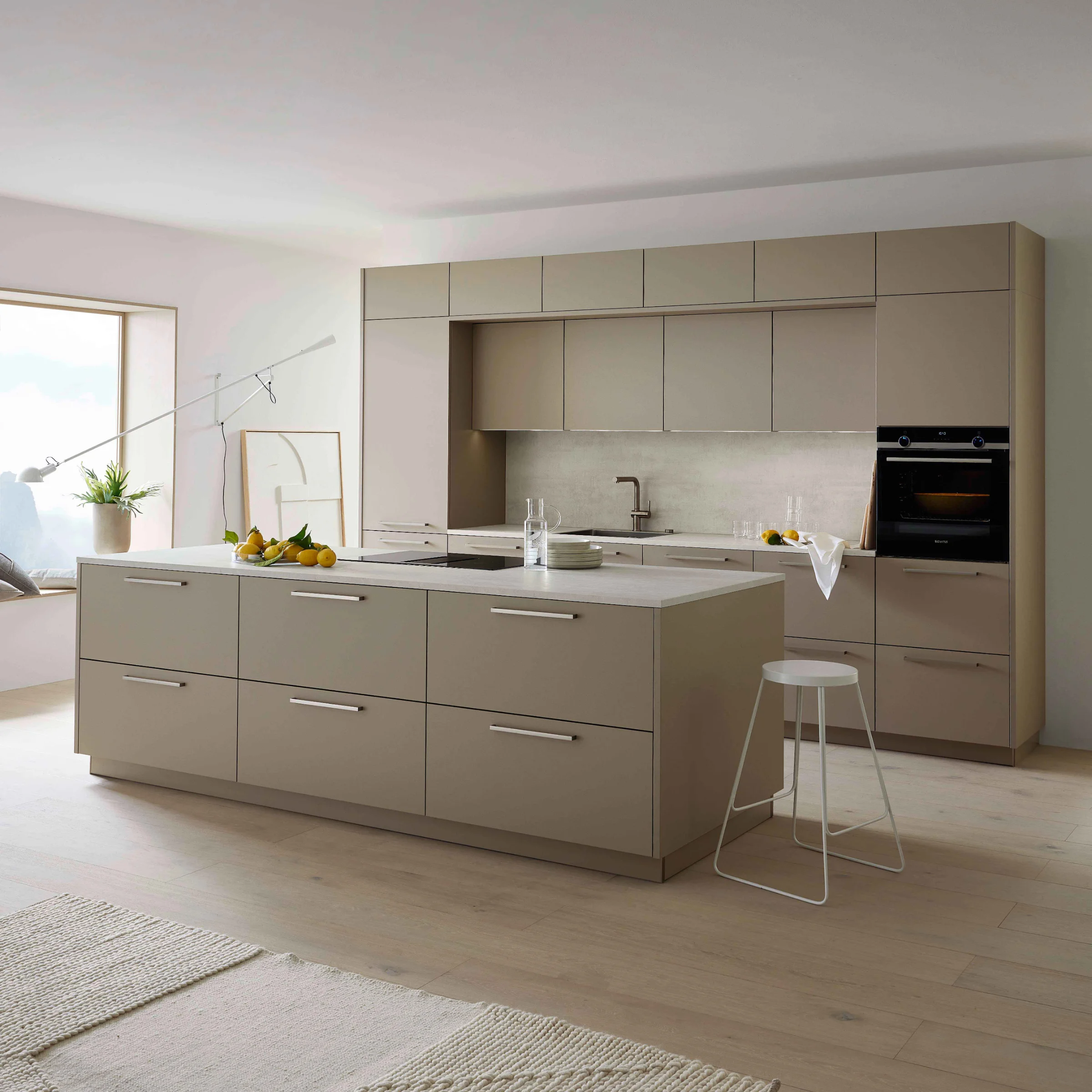 Cucina moderna con isola in una stanza luminosa, Nolte Kitchen.
