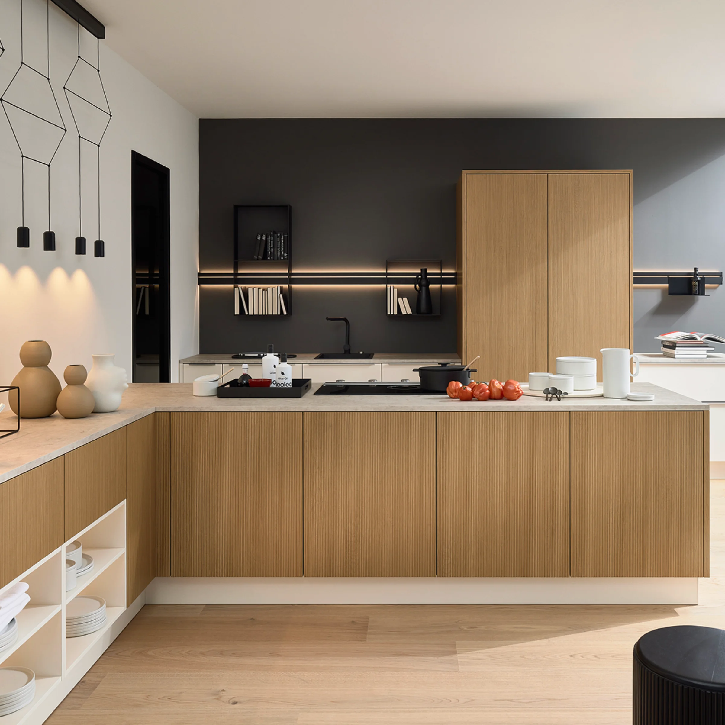 Cucina moderna con frontali in legno e grandi finestre, progettata da Nolte Kitchen.