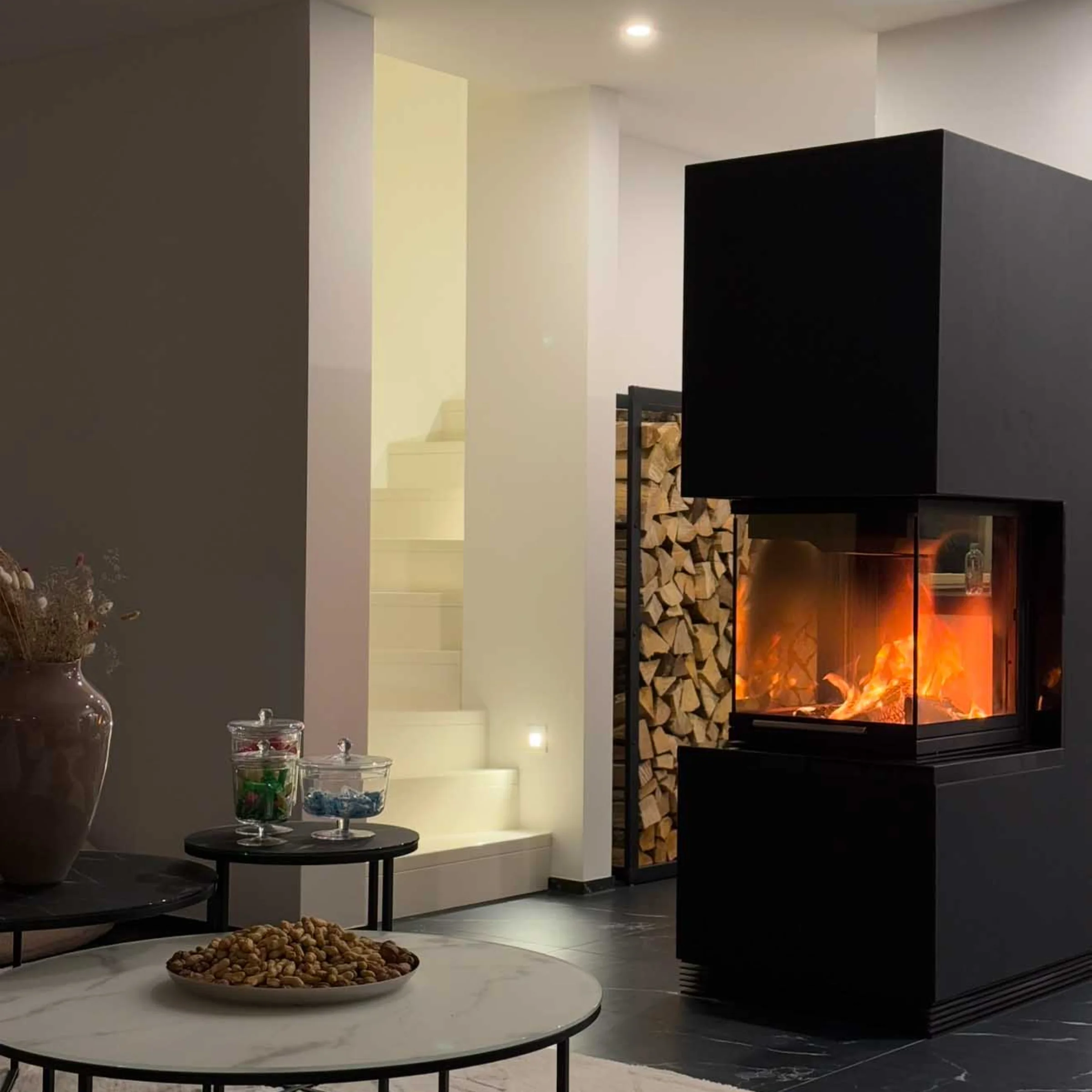 Soggiorno moderno con camino ed elementi decorativi, in stile Nolte Living.