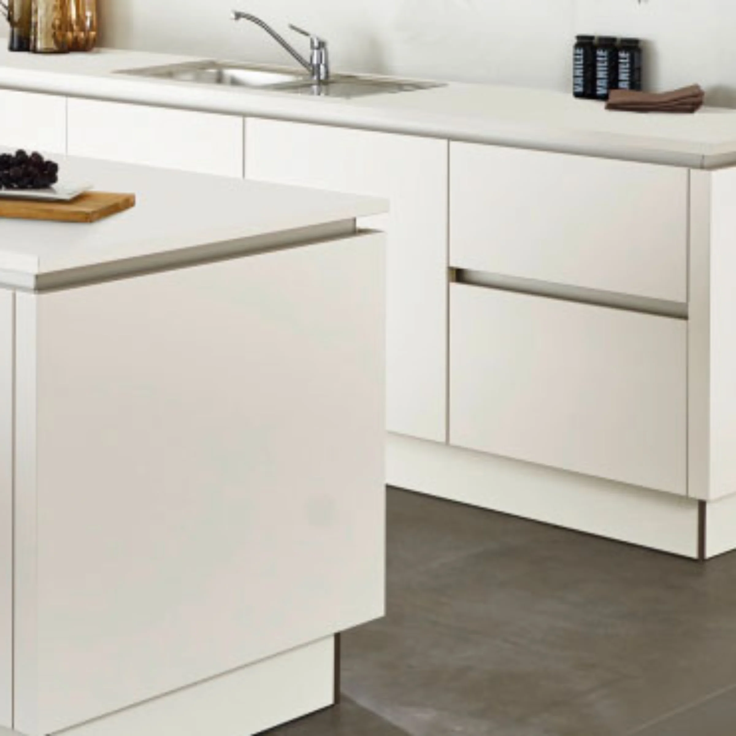 Cucina moderna bianca con isola e lavello in acciaio inox, Nolte Kitchen.