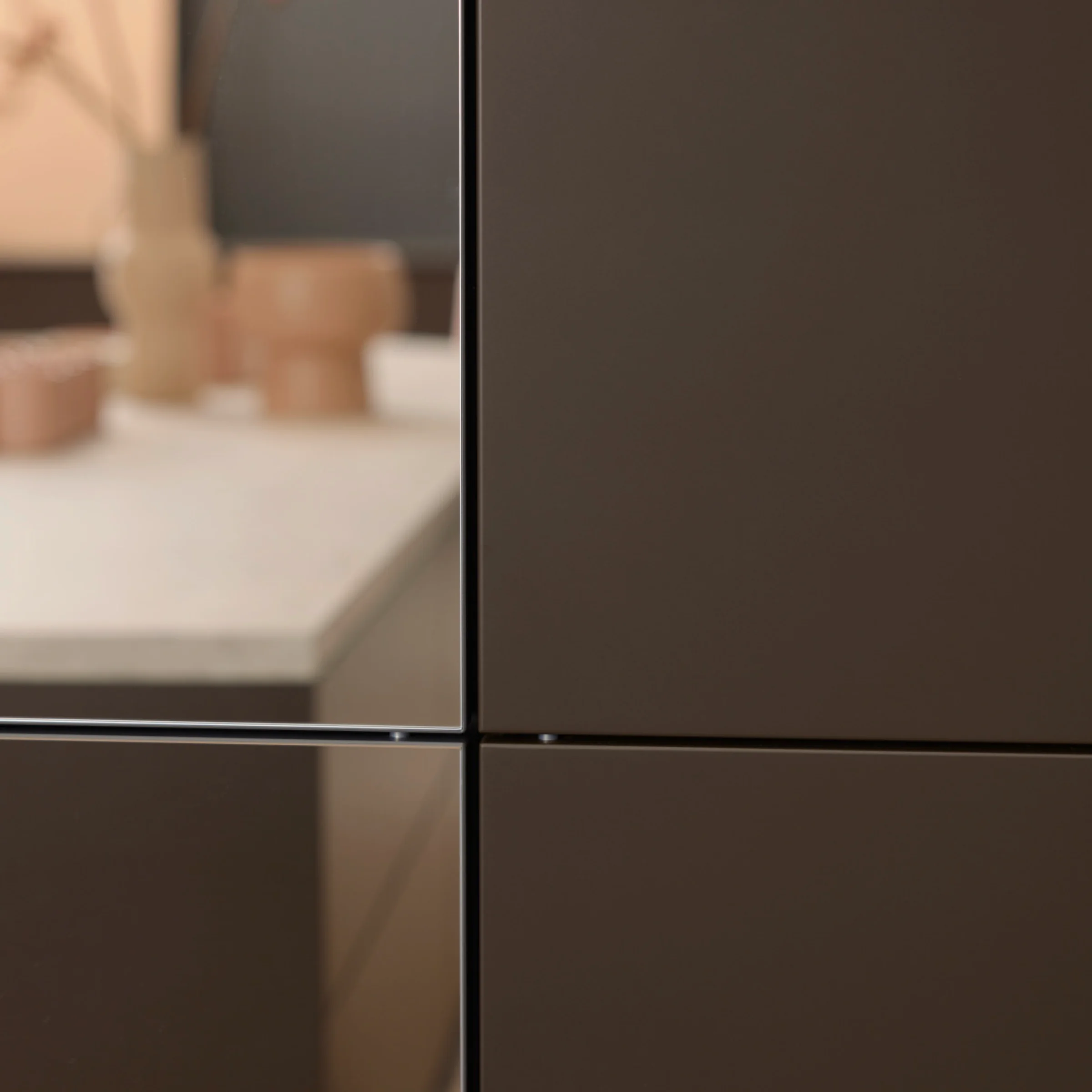Cucina moderna con armadi scuri e piano di lavoro chiaro, Nolte Kitchen.
