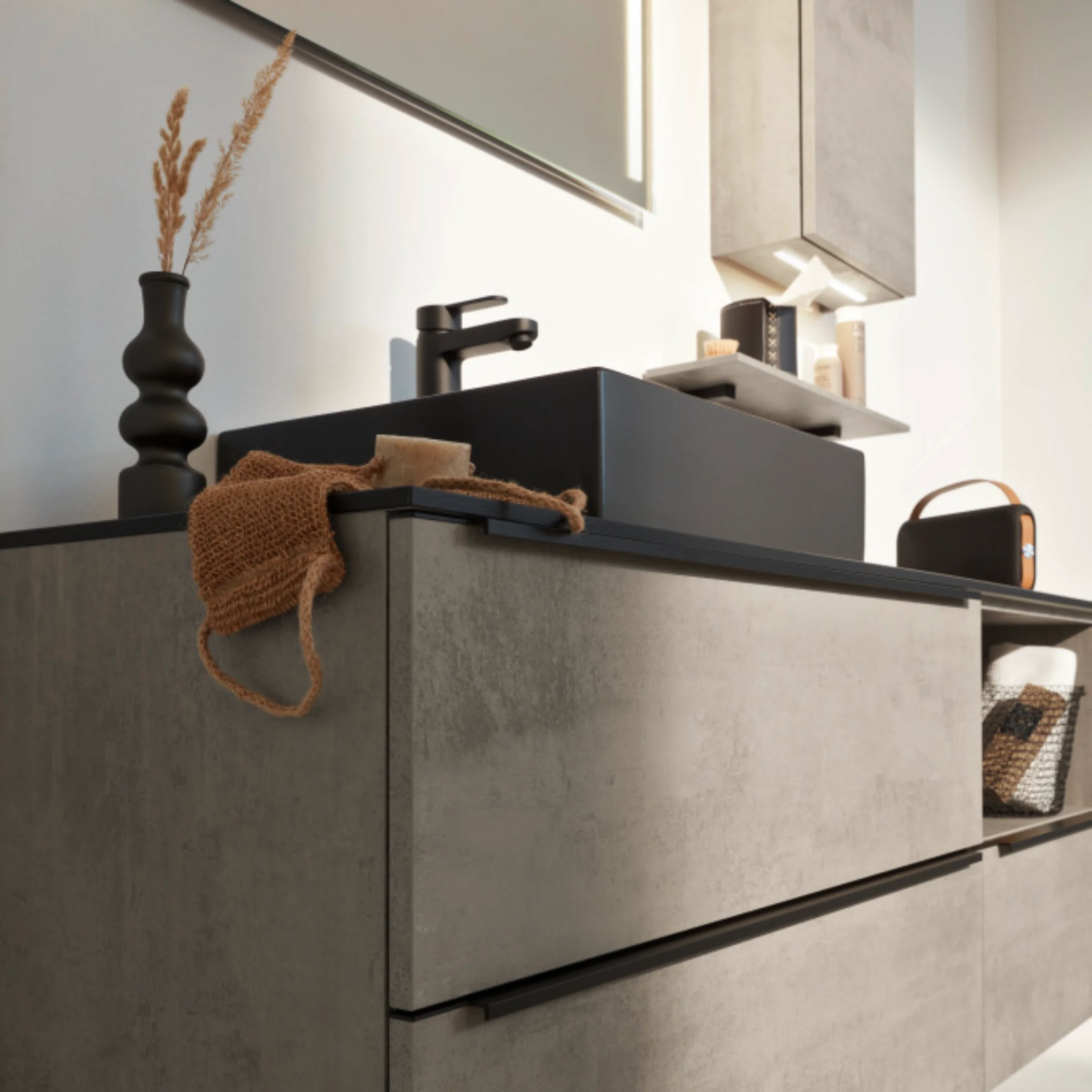 Bagno moderno con lavabo grigio e rubinetteria nera, design Nolte SPA.