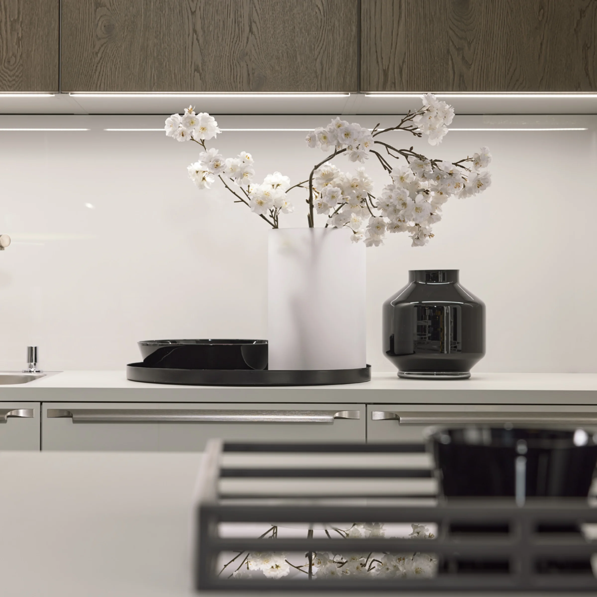Una moderna isola cucina con decorazioni floreali e rubinetti eleganti, Nolte Kitchen.