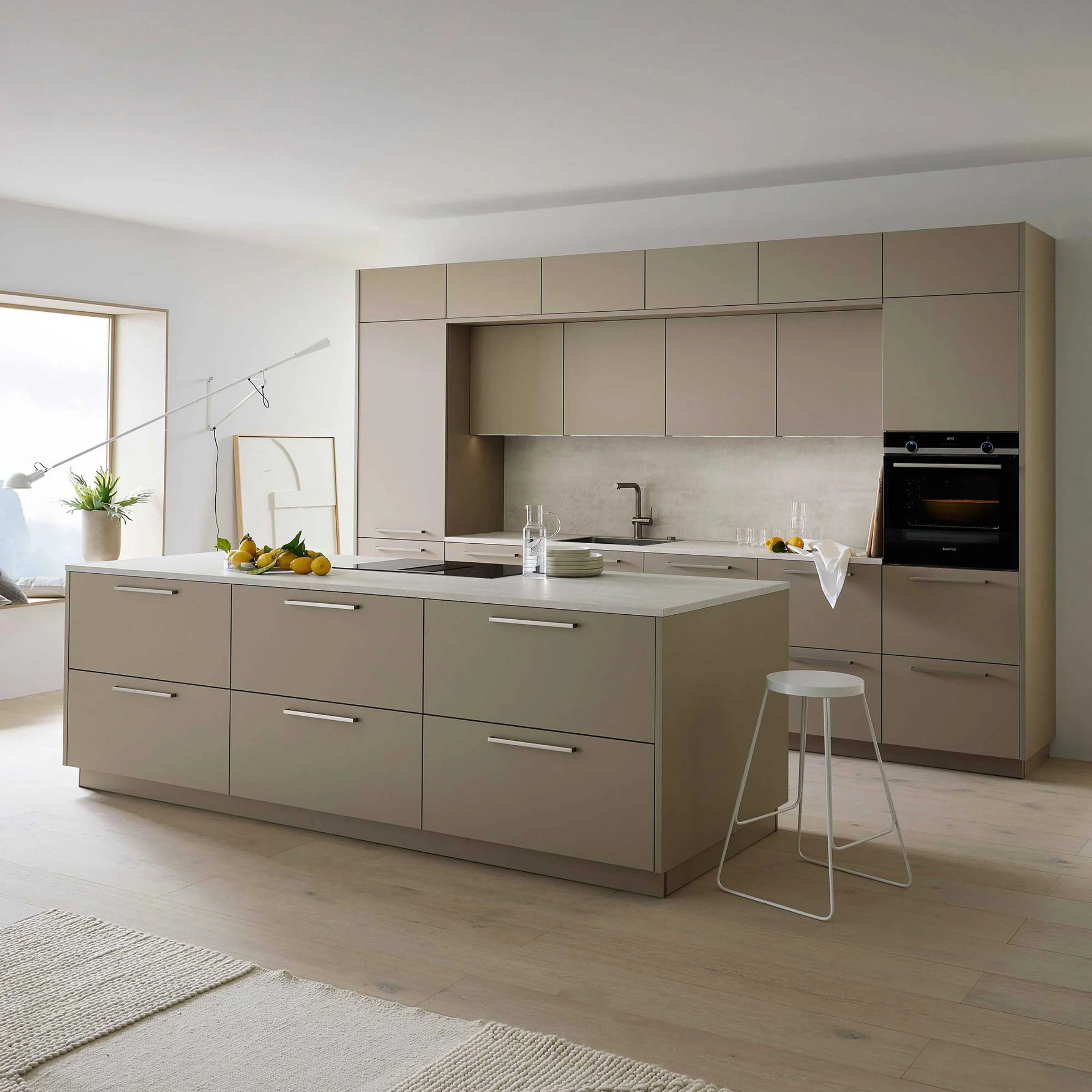 Cucina moderna con isola e elettrodomestici, design di Nolte Kitchen.