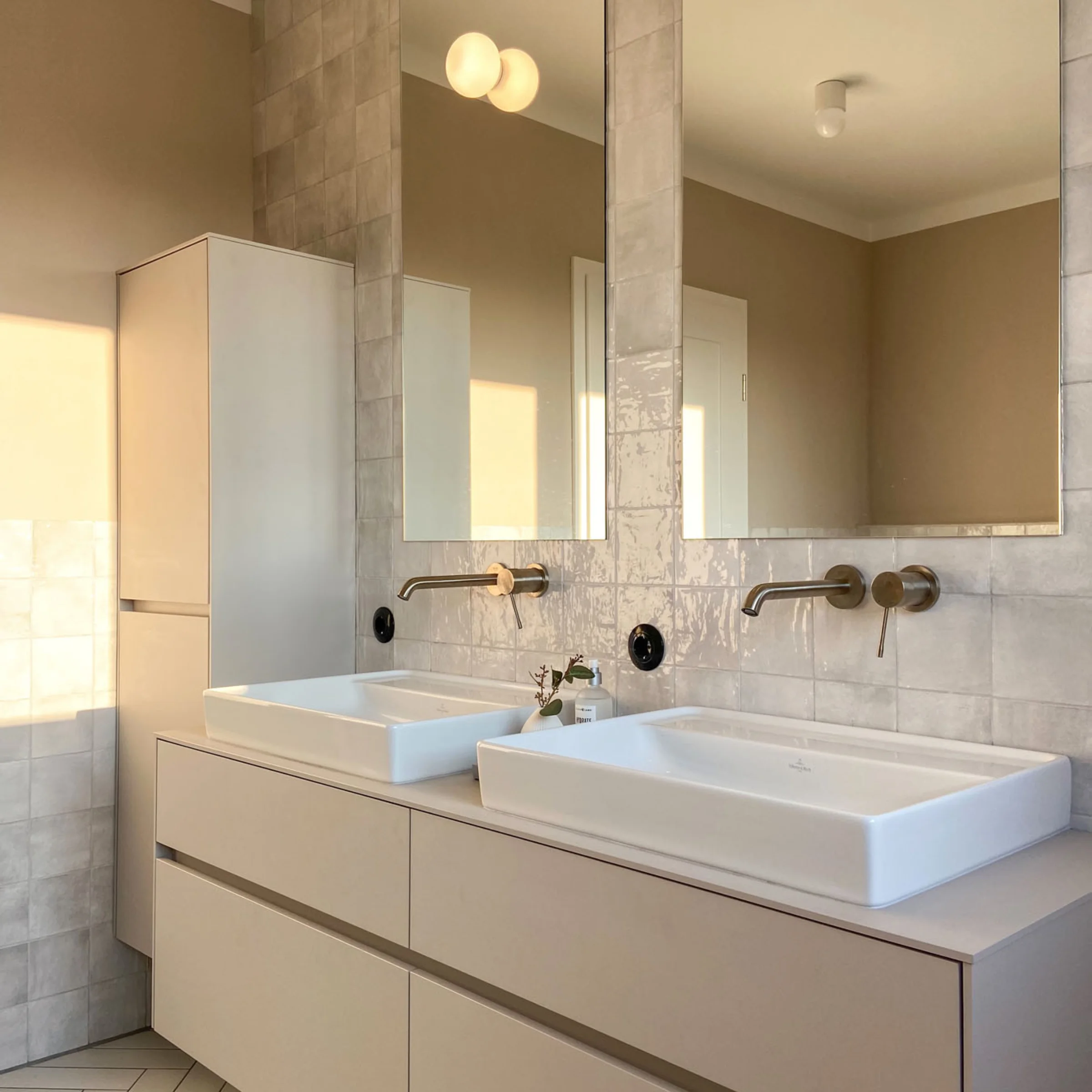 Bagno moderno con due lavabi e grande specchio, parte del Nolte SPA.