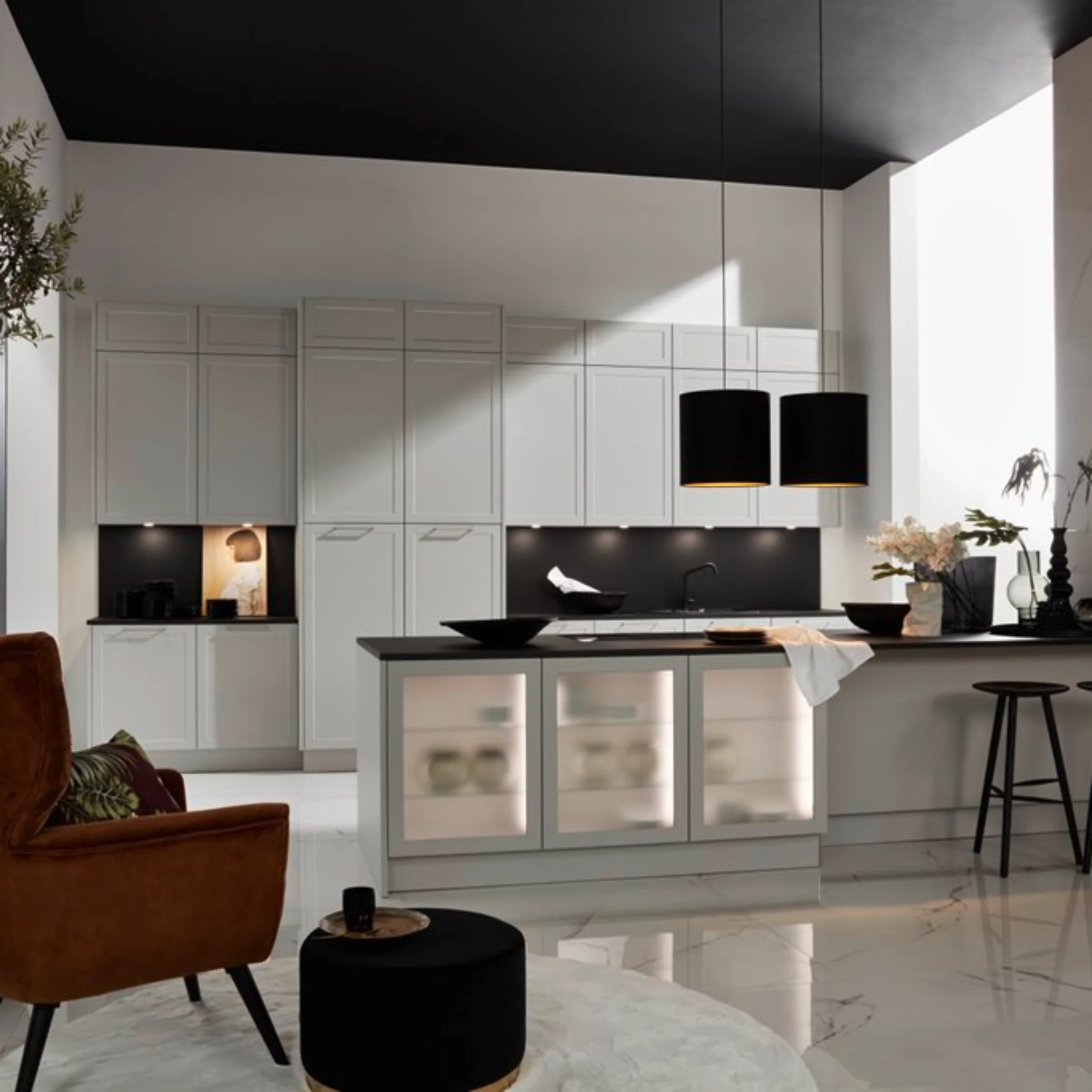 Cucina moderna con armadi bianchi e accenti neri, Nolte Kitchen.