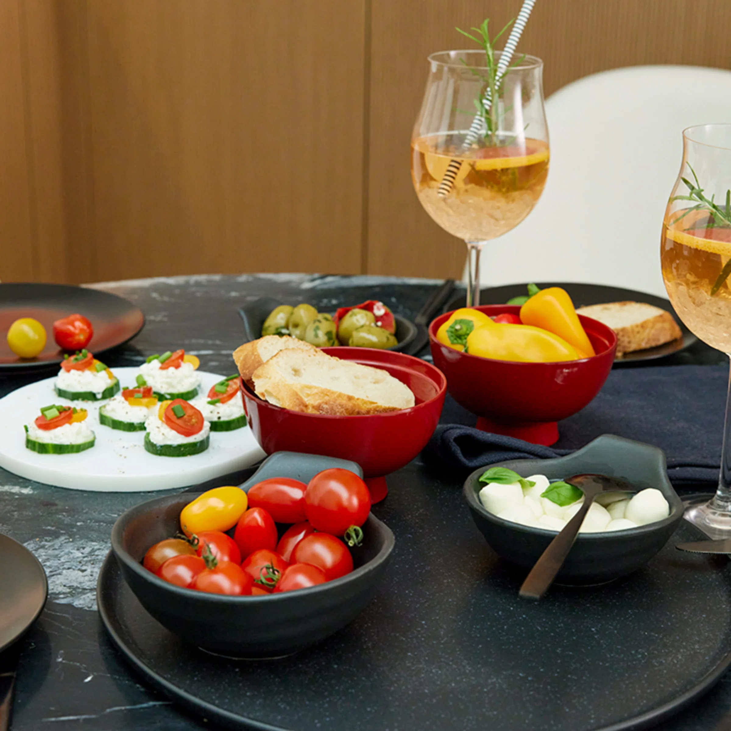 Tavolo elegante con snack e bevande in un ambiente moderno di Nolte Kitchen.