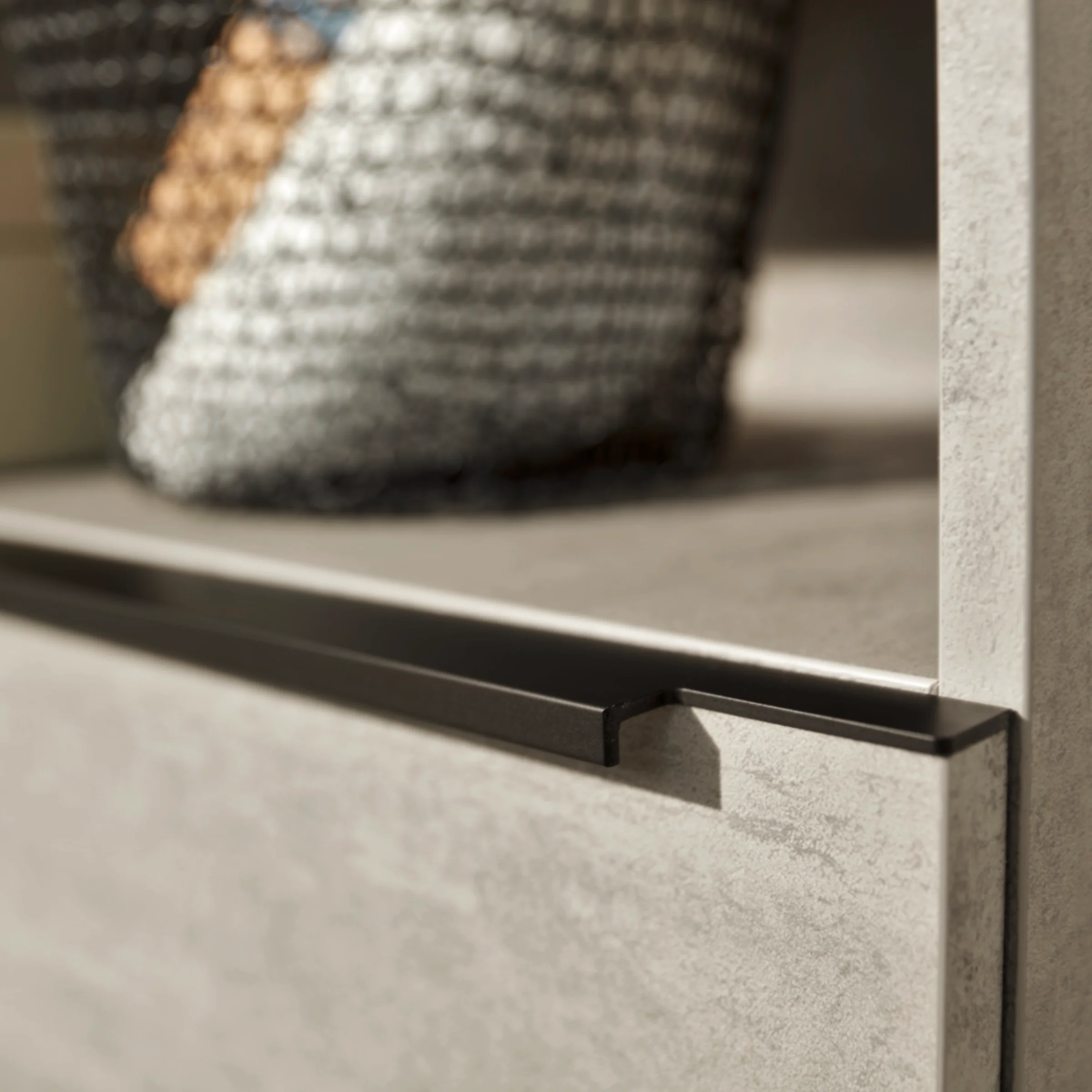 Design moderno di cucina con strutture grigie, presentato da Nolte Kitchen.
