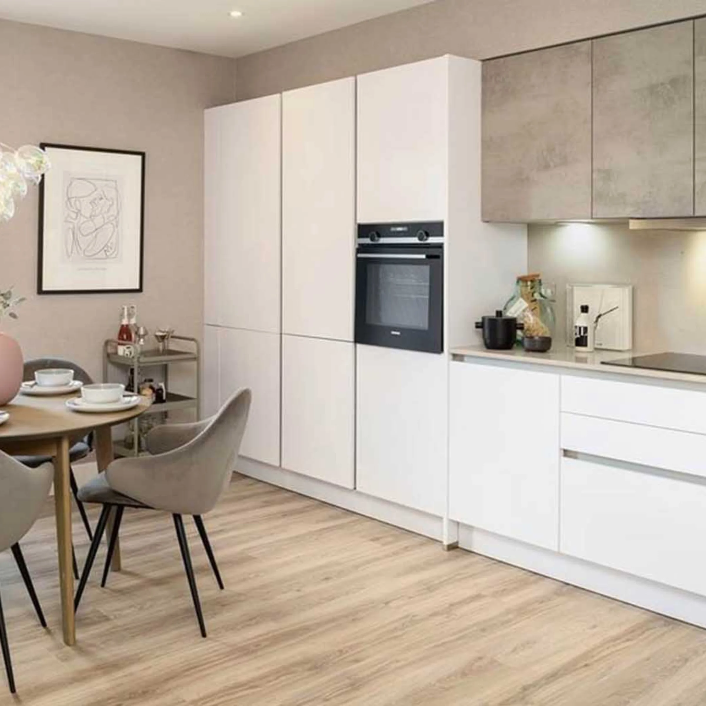 Cucina moderna con tavolo da pranzo e armadi bianchi, in stile Nolte Kitchen.