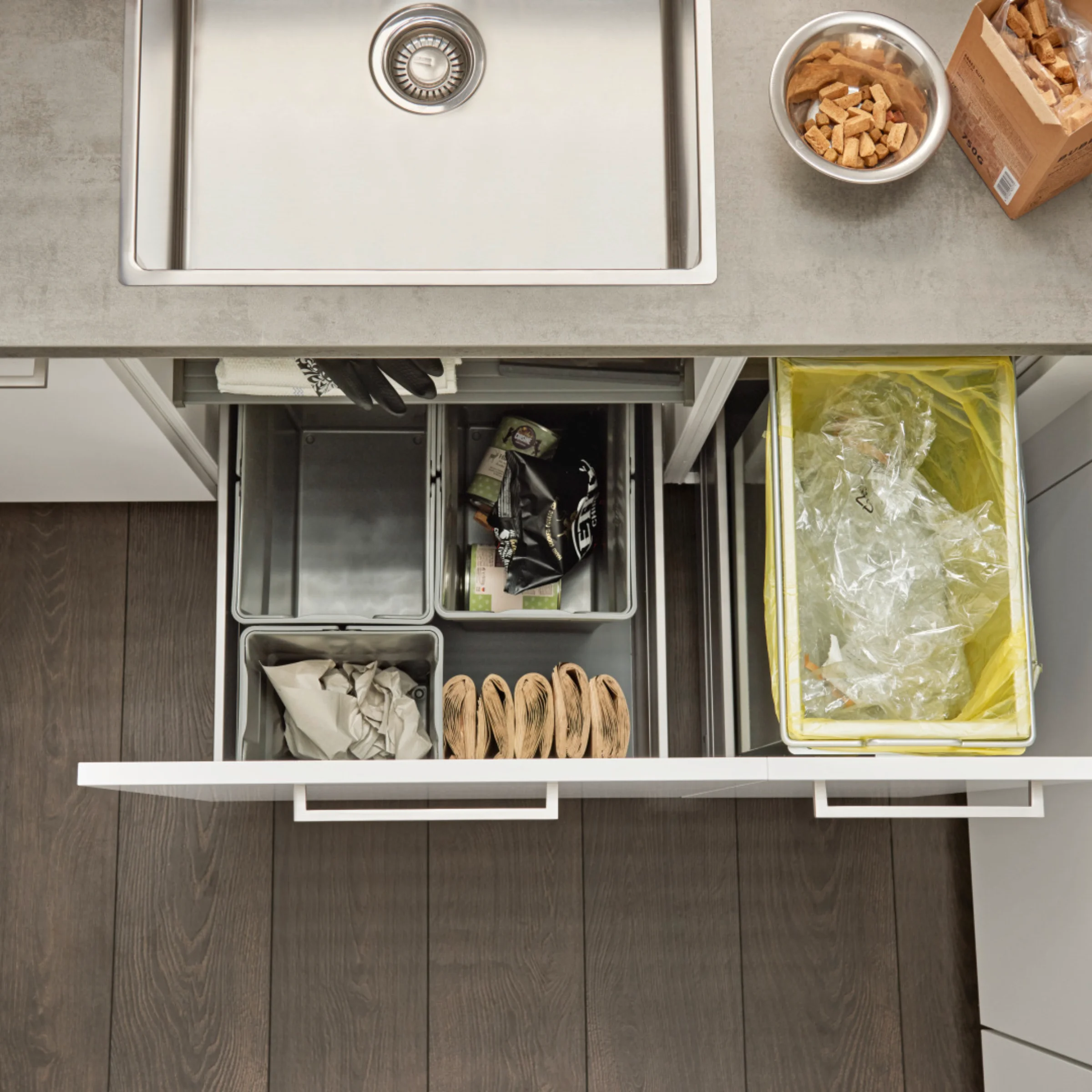 Lavello moderno con sistema di smistamento rifiuti sotto, Nolte Kitchen.